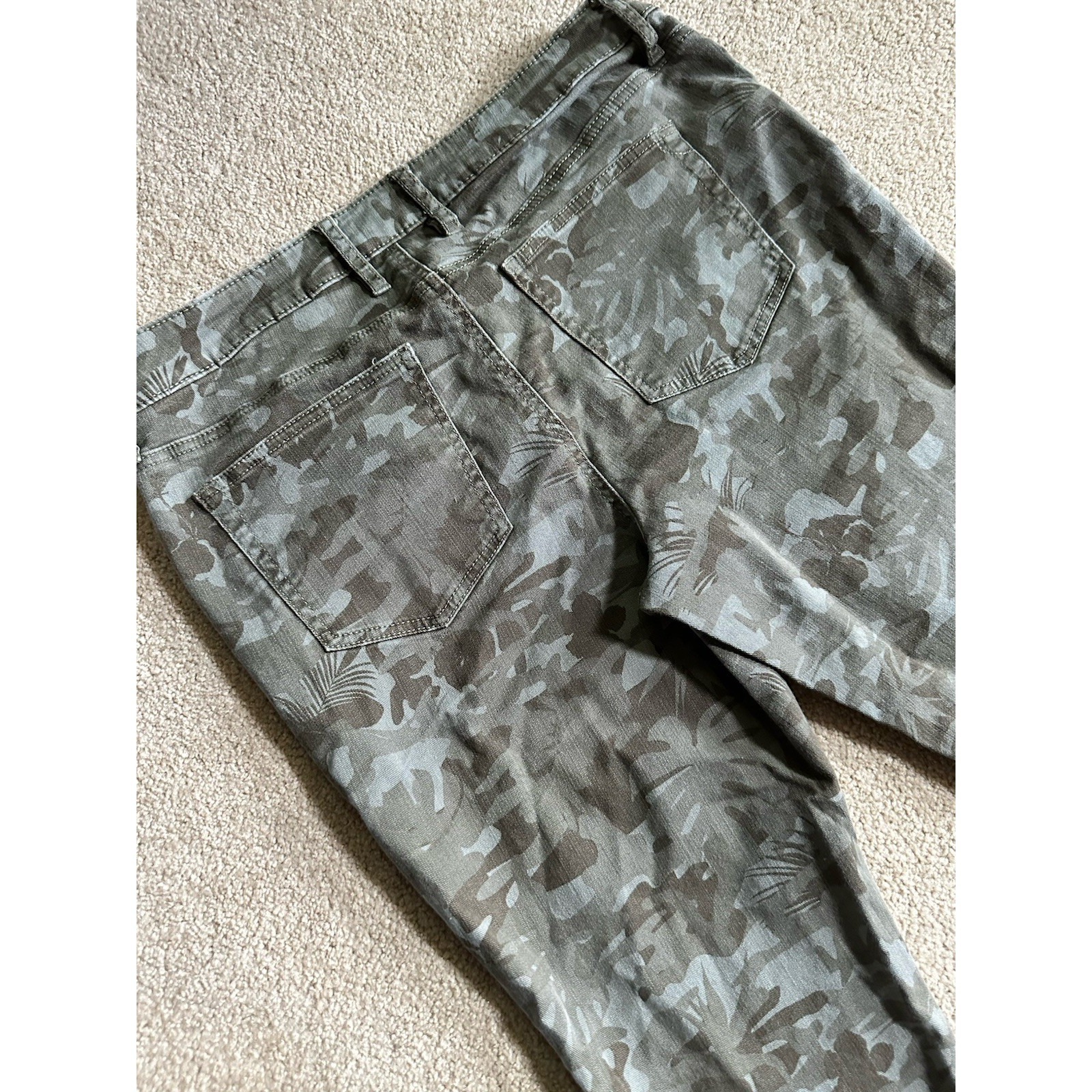 Tommy Bahama Skinny Ankle Jeans Women's 12 Olive Grn Tropical Camo Print Stretch — image 7 of 8